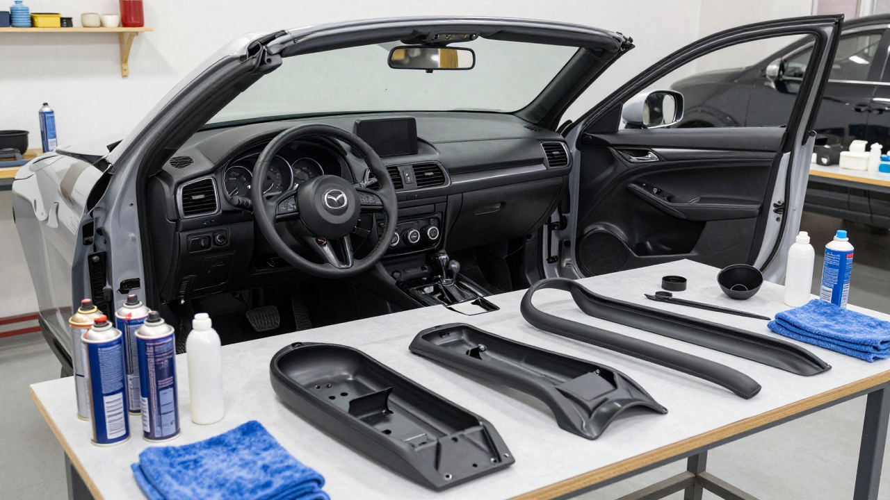 Profesionální vymalba plastových dílů auta Mazda v dílně s nátěry a čisticími prostředky na stole.
